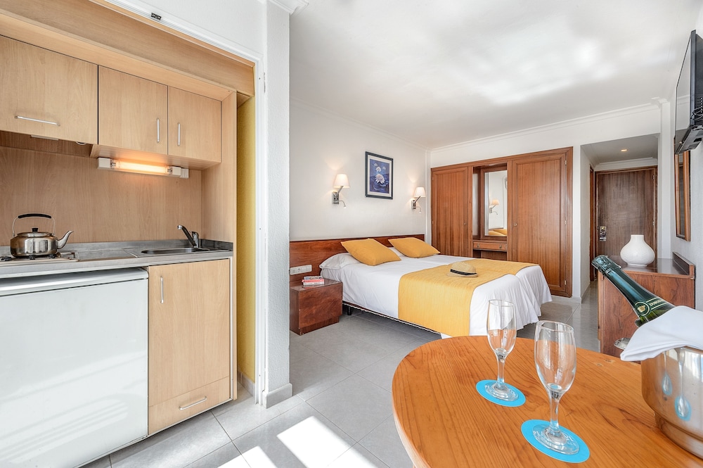 Aparthotel Vibra Bay — Hotel rooms in San Antonio, Balearic Islands