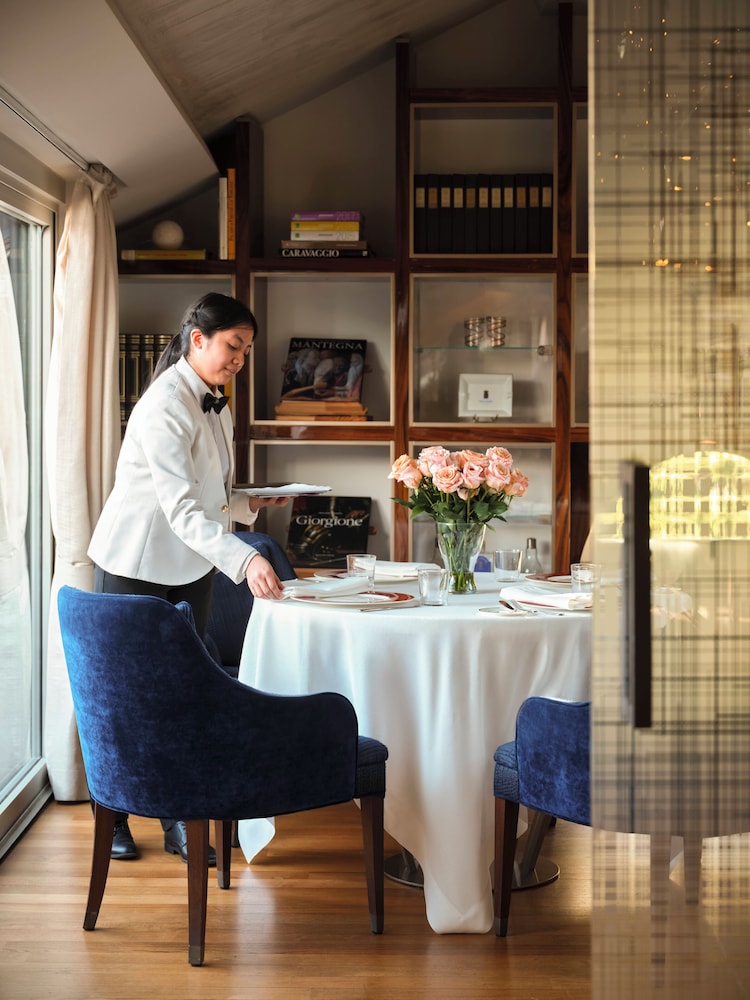 Palazzo Venezia — Restaurant & bars in Como, Lombardy