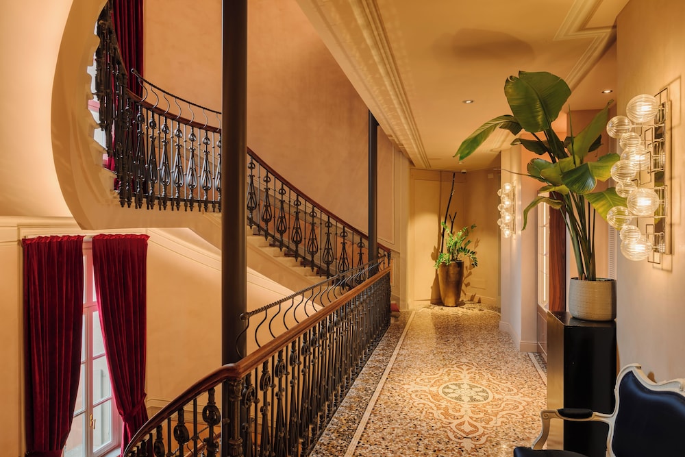 Palazzo Venezia — Hotel building in Como, Lombardy