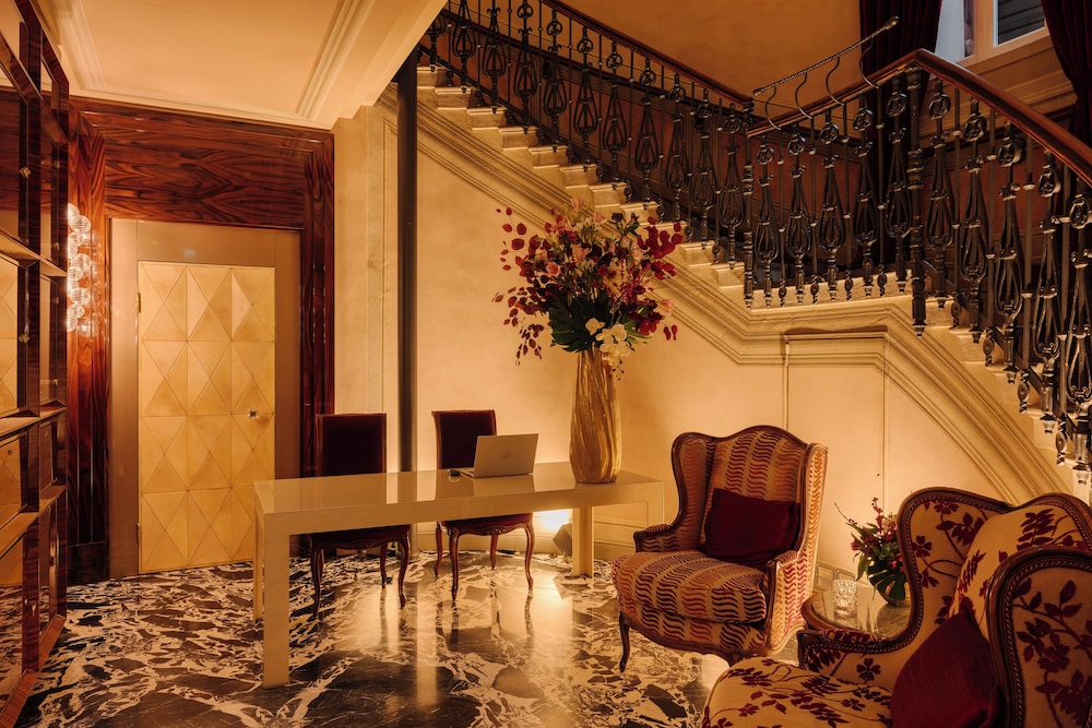 Palazzo Venezia — Hotel building in Como, Lombardy