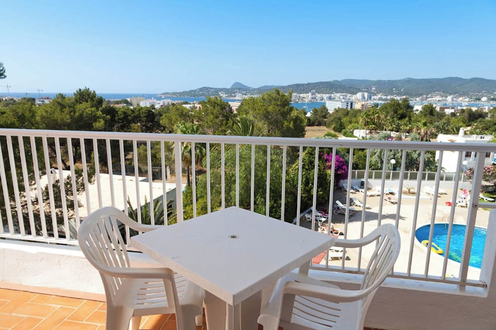 Aparthotel Vibra Monterrey — Hotel rooms in San Antonio, Balearic Islands