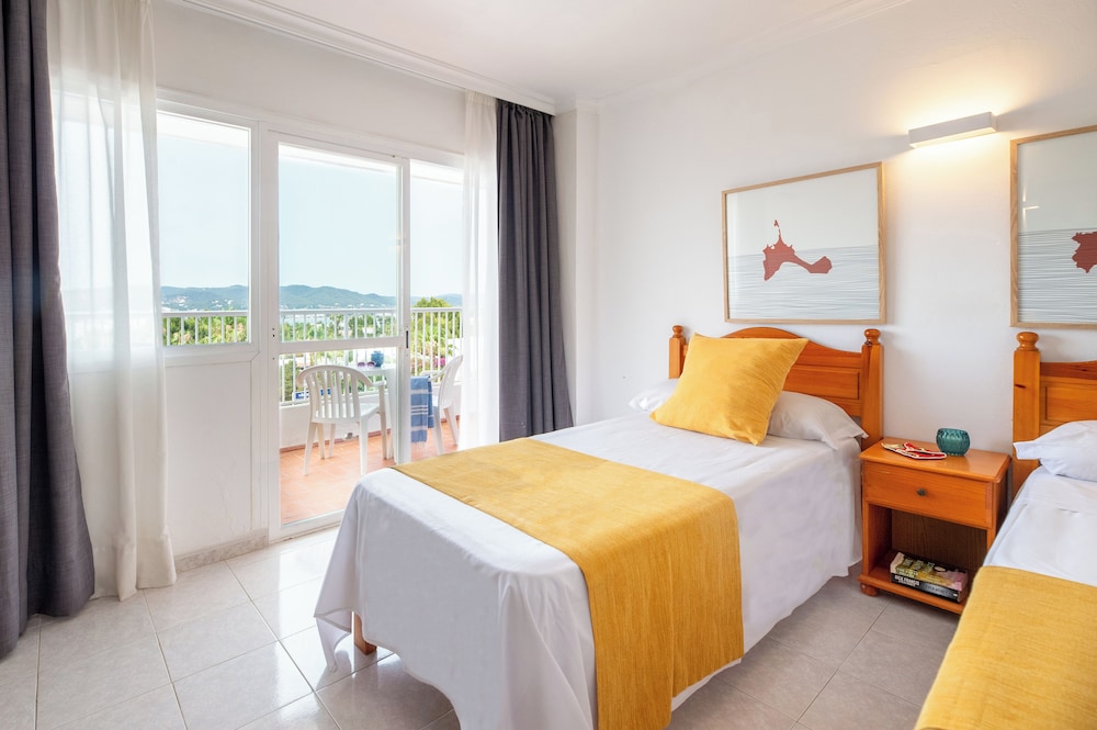 Aparthotel Vibra Monterrey — Hotel rooms in San Antonio, Balearic Islands