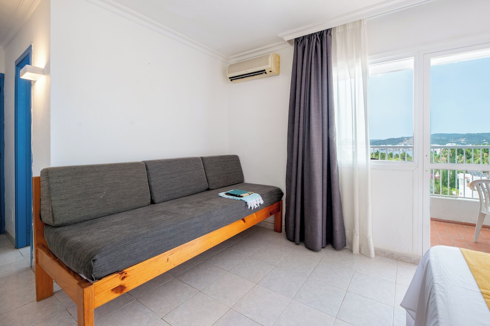 Aparthotel Vibra Monterrey — Hotel rooms in San Antonio, Balearic Islands