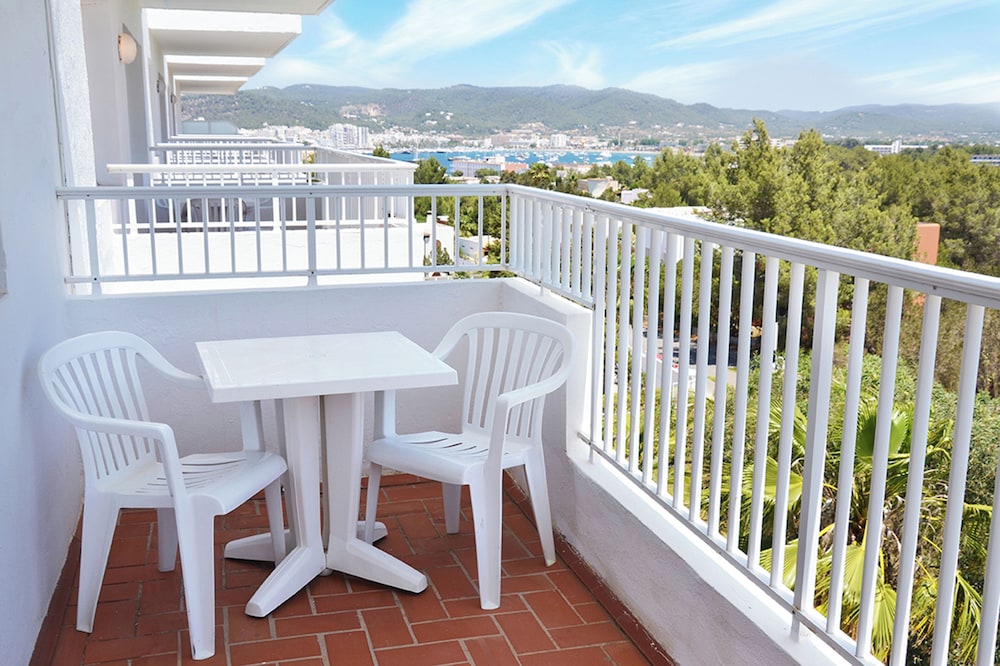 Aparthotel Vibra Monterrey — Hotel rooms in San Antonio, Balearic Islands