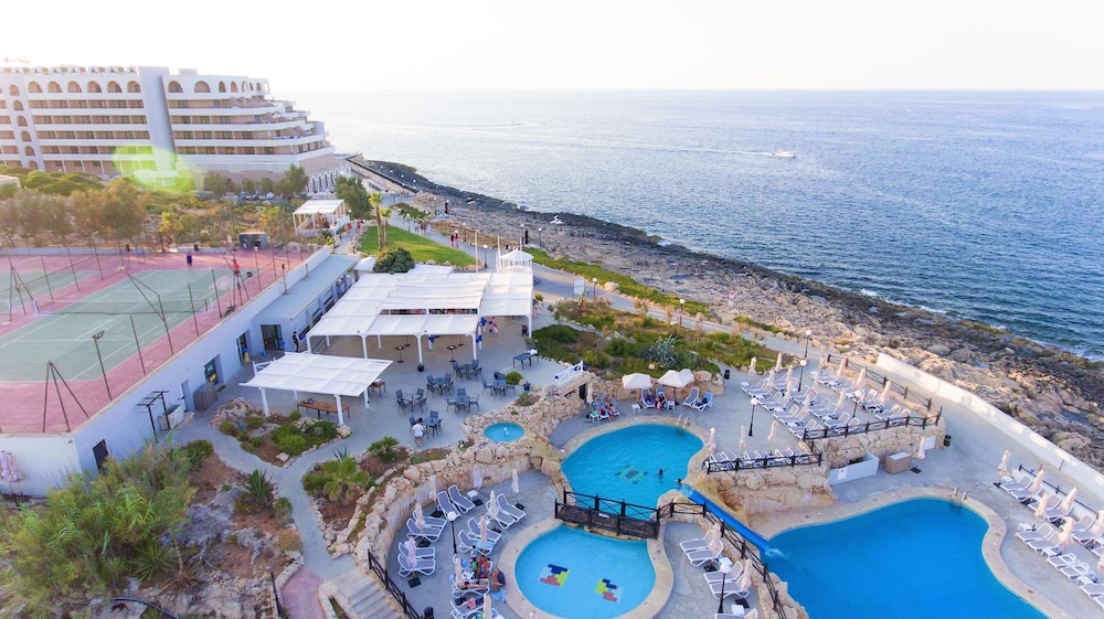 Radisson Blu Resort, Malta St. Julian's — Swimming pool in Pembroke, Malta Island