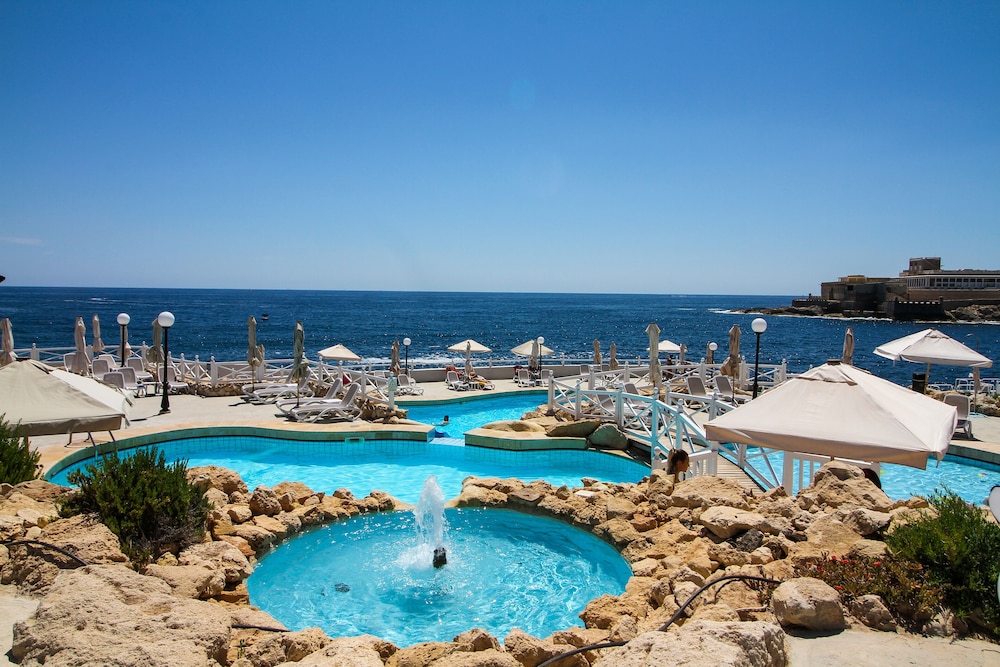 Radisson Blu Resort, Malta St. Julian's — Swimming pool in Pembroke, Malta Island