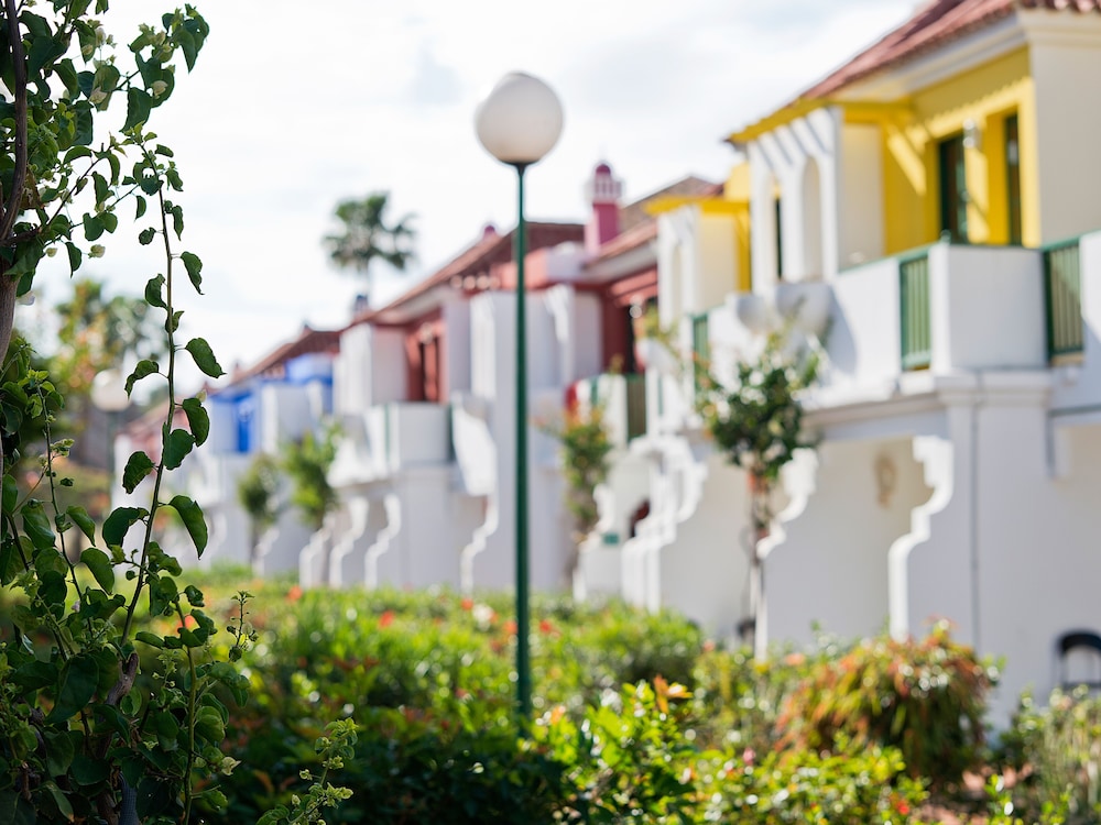 Bungalows Vistaflor — Hotel building in Maspalomas, Canary Islands