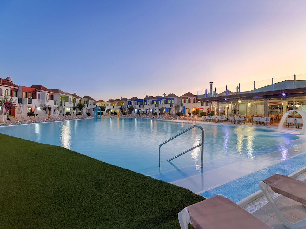 Bungalows Vistaflor — Swimming pool in Maspalomas, Canary Islands