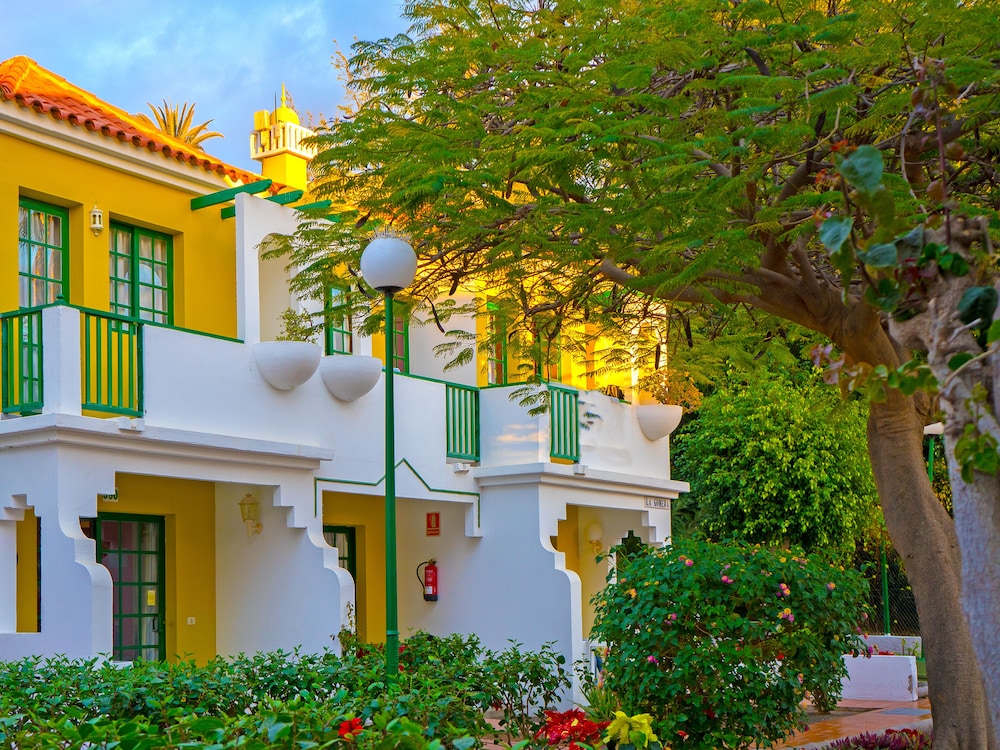 Bungalows Vistaflor — Hotel building in Maspalomas, Canary Islands