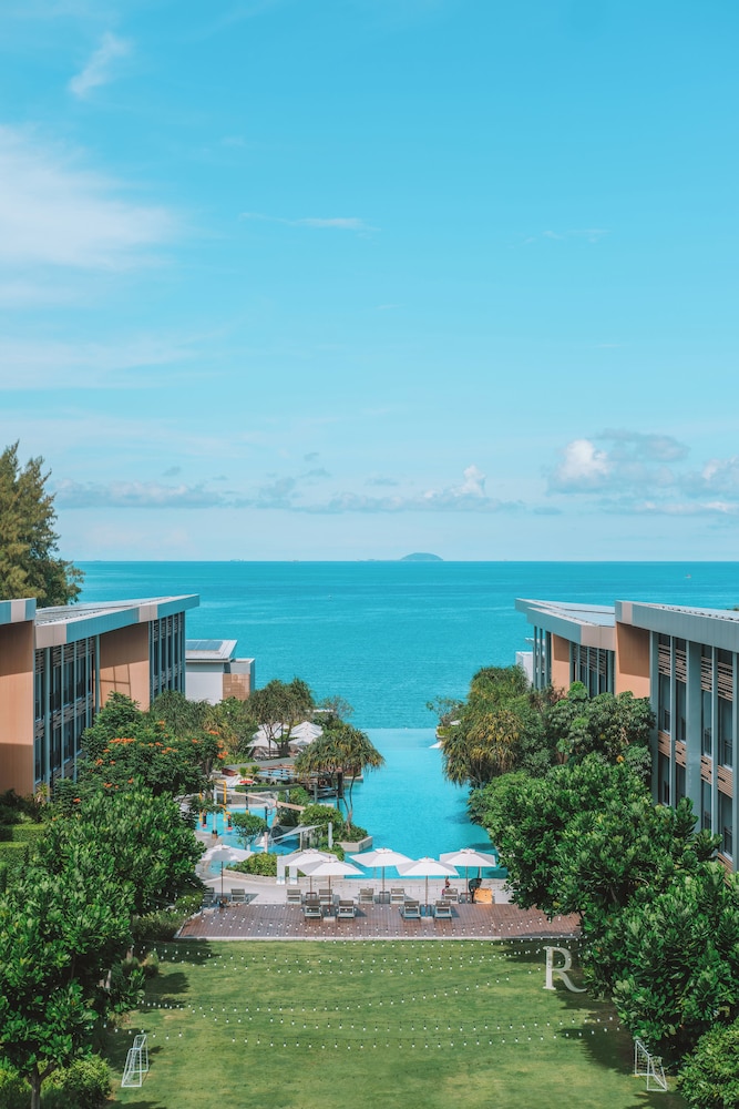 Renaissance Pattaya Resort & Spa — Swimming pool in Sattahip, Chonburi