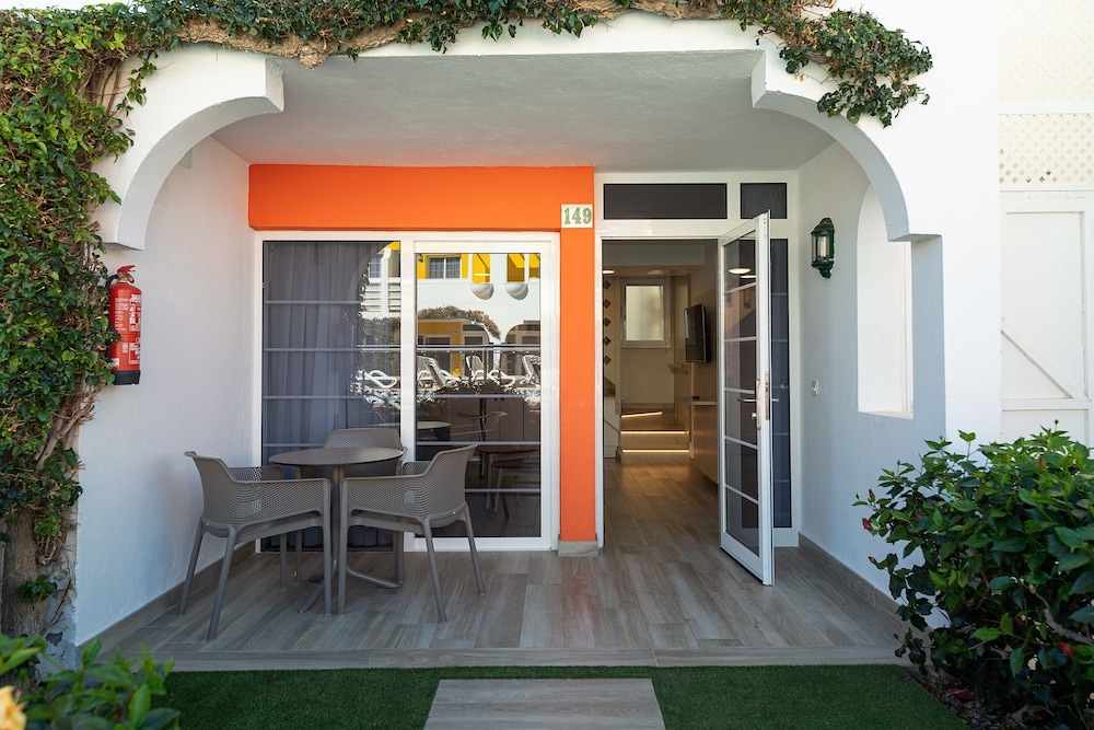 Bungalows Cordial Green Golf — Hotel building in Maspalomas, Canary Islands