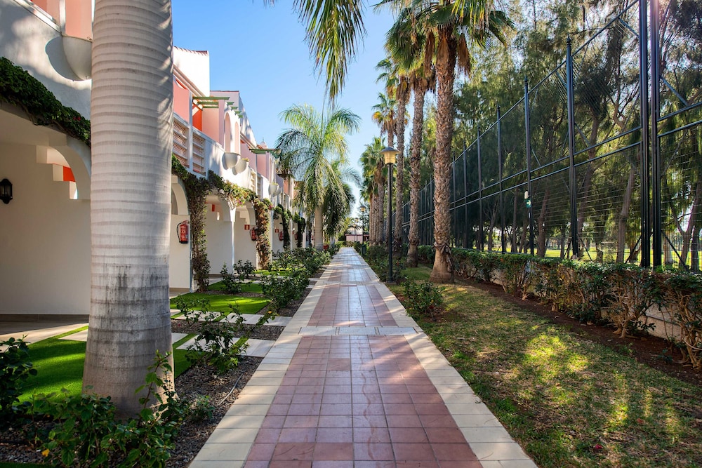 Bungalows Cordial Green Golf — Hotel building in Maspalomas, Canary Islands