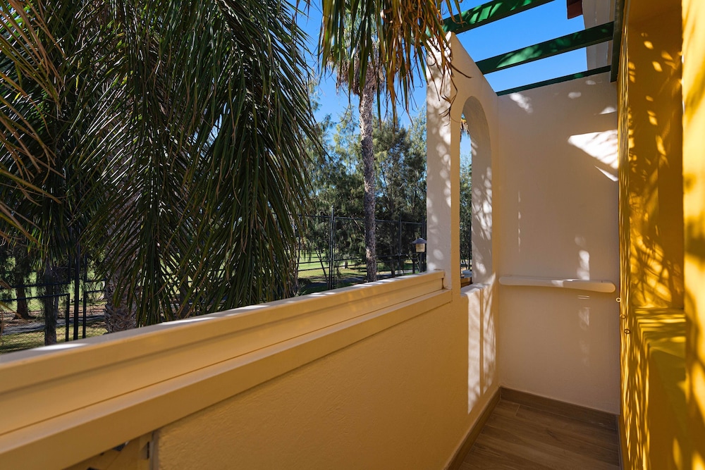 Bungalows Cordial Green Golf — Hotel building in Maspalomas, Canary Islands