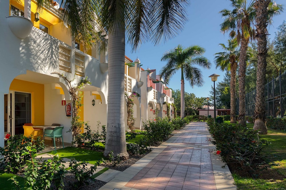 Bungalows Cordial Green Golf — Hotel building in Maspalomas, Canary Islands