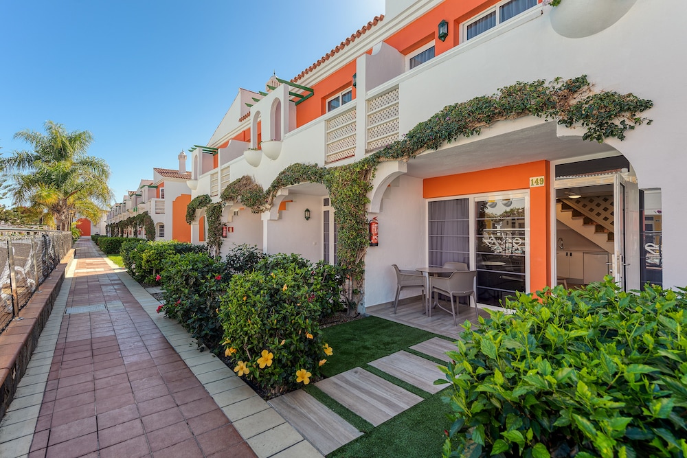Bungalows Cordial Green Golf — Hotel building in Maspalomas, Canary Islands