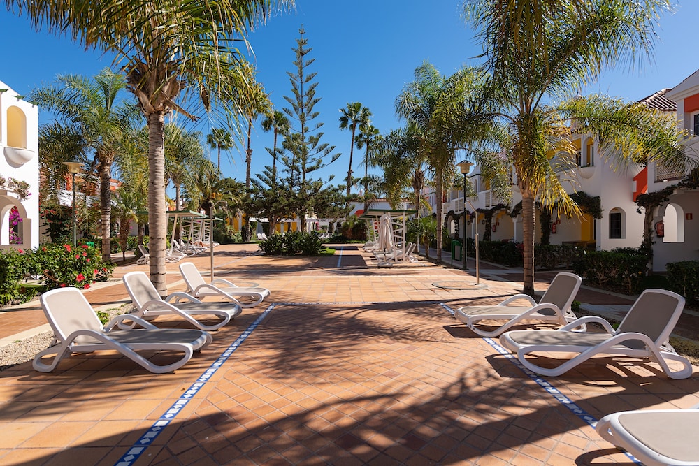 Bungalows Cordial Green Golf — Hotel building in Maspalomas, Canary Islands