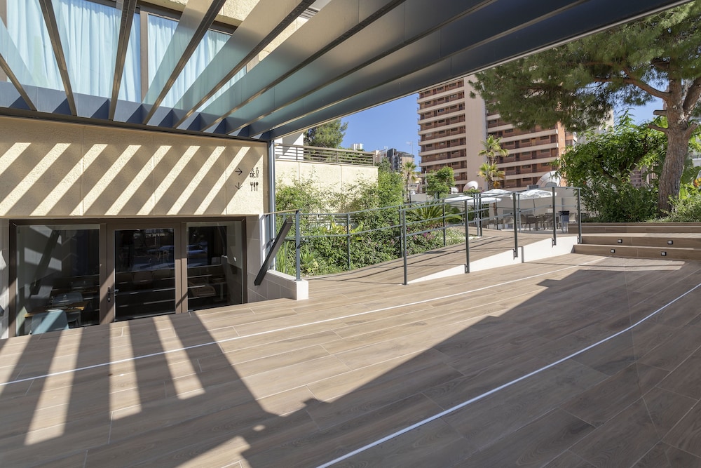 Halley Hotel & Apartments Affiliated by Meliá — Hotel building in Benidorm, Valencian Community