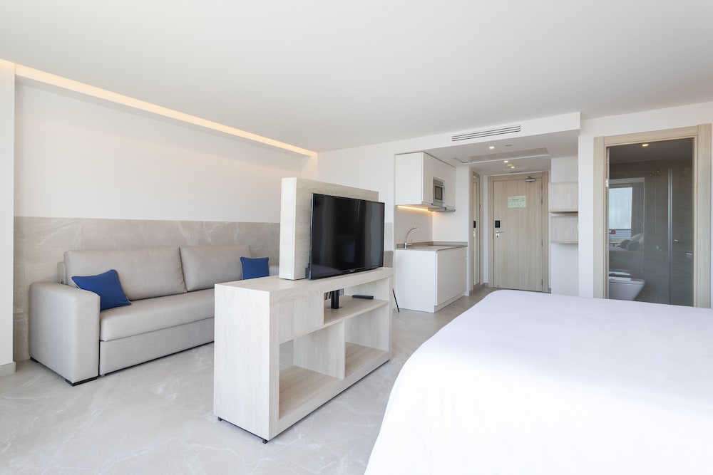 Halley Hotel & Apartments Affiliated by Meliá — Hotel rooms in Benidorm, Valencian Community