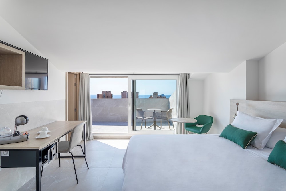 Halley Hotel & Apartments Affiliated by Meliá — Hotel rooms in Benidorm, Valencian Community