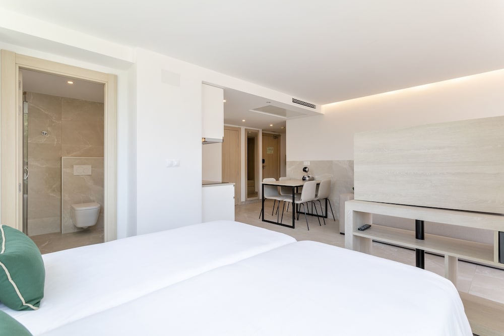 Halley Hotel & Apartments Affiliated by Meliá — Hotel rooms in Benidorm, Valencian Community