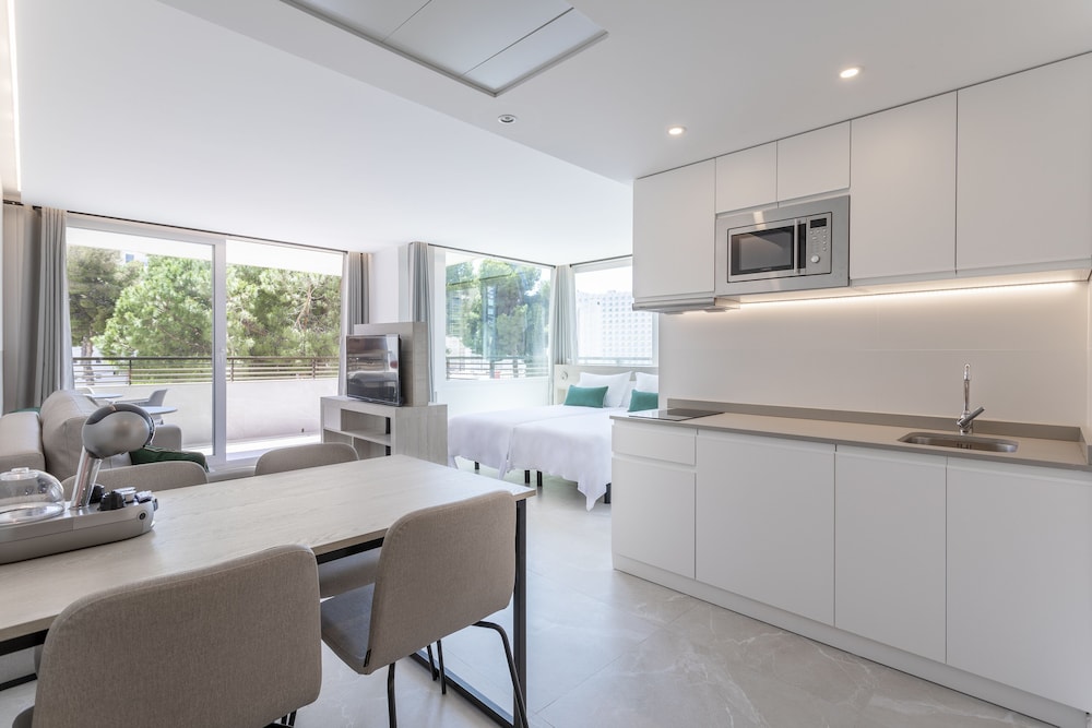 Halley Hotel & Apartments Affiliated by Meliá — Hotel rooms in Benidorm, Valencian Community