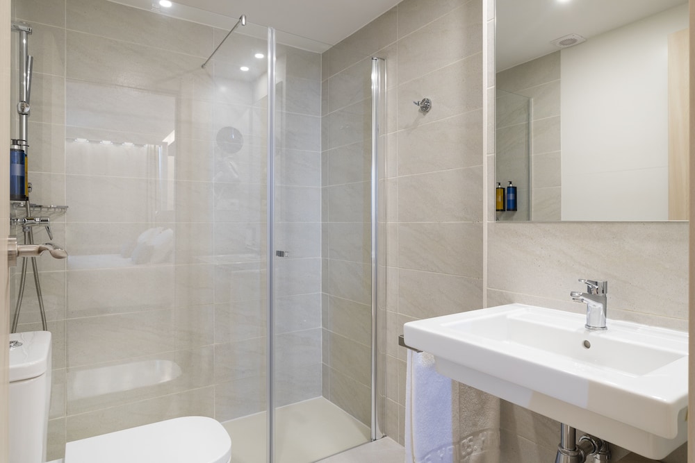 Halley Hotel & Apartments Affiliated by Meliá — Hotel rooms in Benidorm, Valencian Community