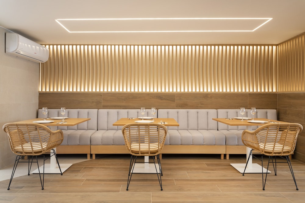 Halley Hotel & Apartments Affiliated by Meliá — Restaurant & bars in Benidorm, Valencian Community