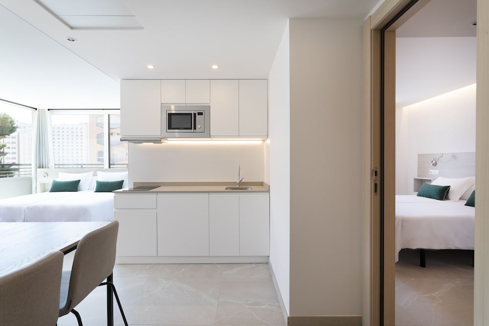 Halley Hotel & Apartments Affiliated by Meliá — Hotel rooms in Benidorm, Valencian Community