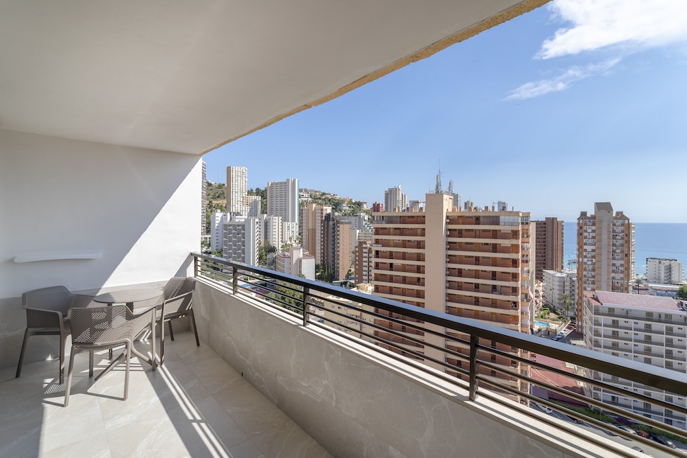 Halley Hotel & Apartments Affiliated by Meliá — Hotel rooms in Benidorm, Valencian Community