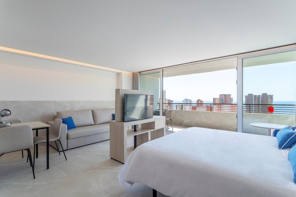 Halley Hotel & Apartments Affiliated by Meliá — Hotel rooms in Benidorm, Valencian Community