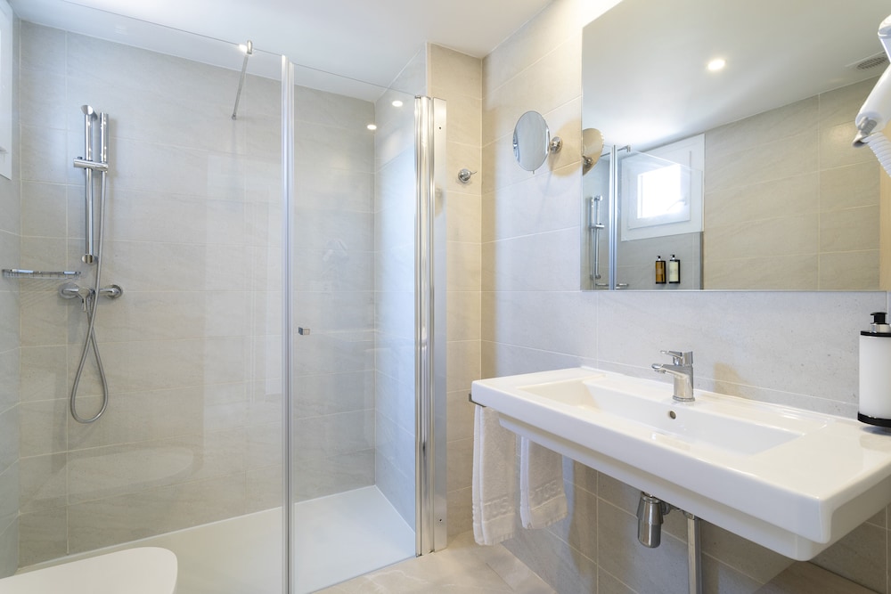 Halley Hotel & Apartments Affiliated by Meliá — Hotel rooms in Benidorm, Valencian Community
