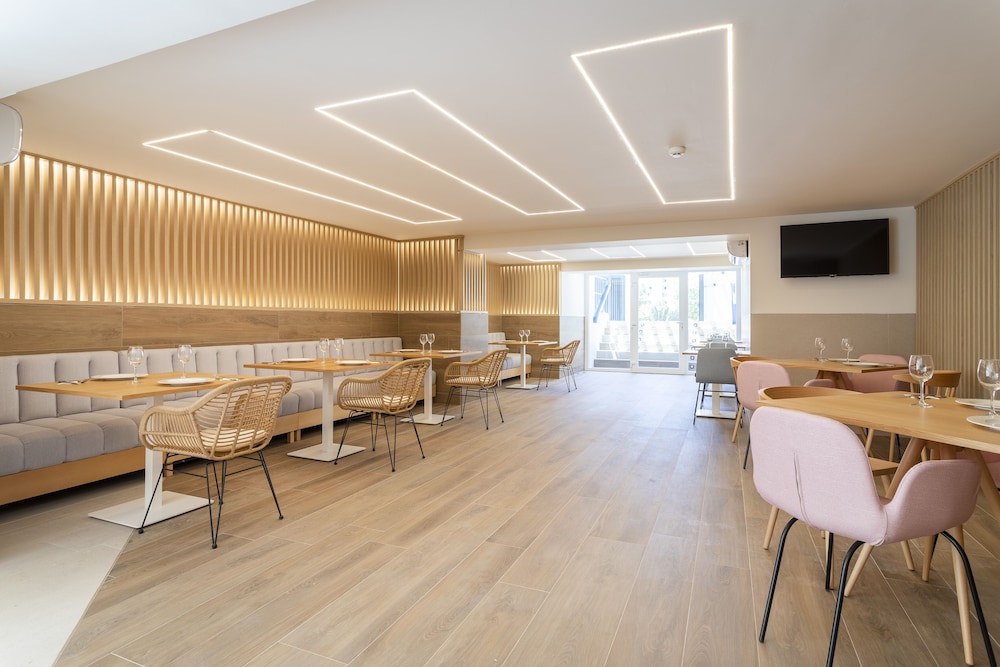 Halley Hotel & Apartments Affiliated by Meliá — Restaurant & bars in Benidorm, Valencian Community