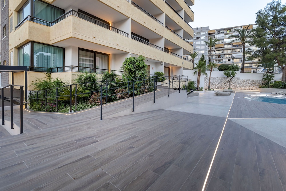 Halley Hotel & Apartments Affiliated by Meliá — Hotel building in Benidorm, Valencian Community