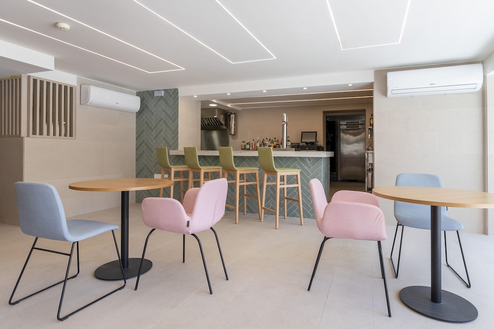 Halley Hotel & Apartments Affiliated by Meliá — Restaurant & bars in Benidorm, Valencian Community