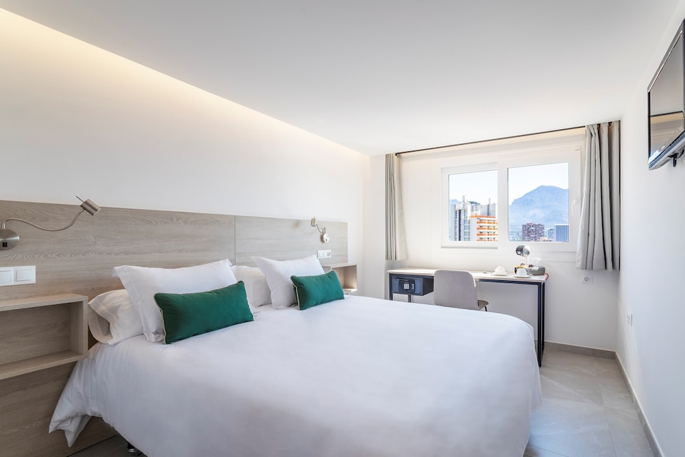 Halley Hotel & Apartments Affiliated by Meliá — Hotel rooms in Benidorm, Valencian Community