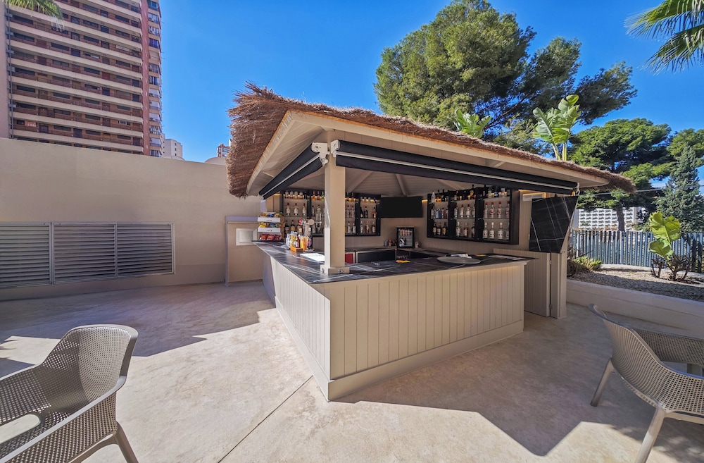 Halley Hotel & Apartments Affiliated by Meliá — Restaurant & bars in Benidorm, Valencian Community