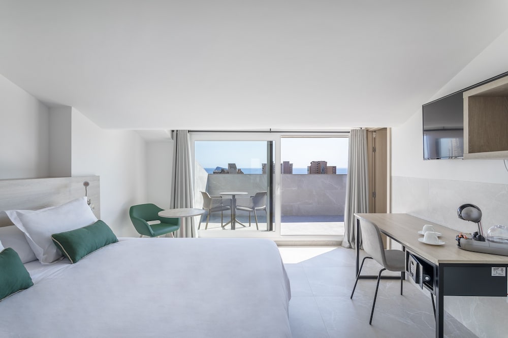 Halley Hotel & Apartments Affiliated by Meliá — Hotel rooms in Benidorm, Valencian Community