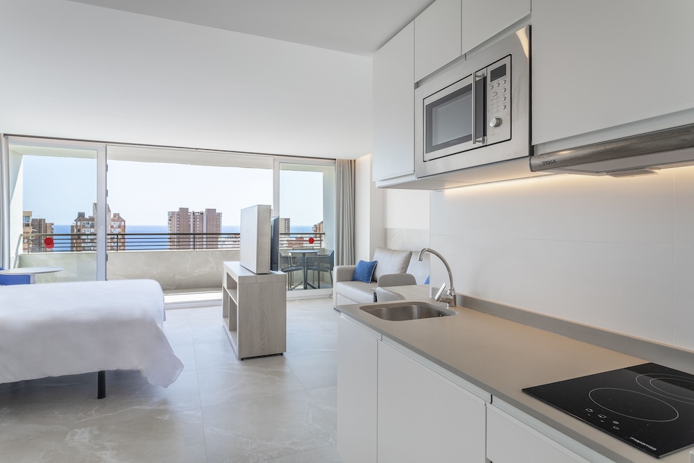 Halley Hotel & Apartments Affiliated by Meliá — Hotel rooms in Benidorm, Valencian Community