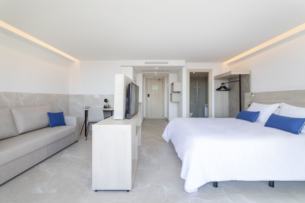 Halley Hotel & Apartments Affiliated by Meliá — Hotel rooms in Benidorm, Valencian Community