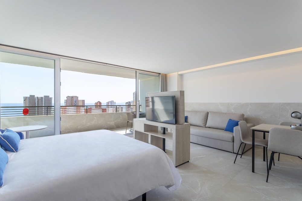 Halley Hotel & Apartments Affiliated by Meliá — Hotel rooms in Benidorm, Valencian Community