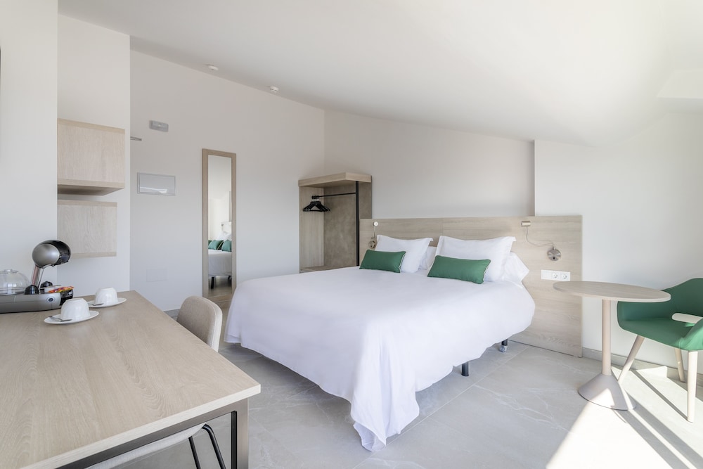 Halley Hotel & Apartments Affiliated by Meliá — Hotel rooms in Benidorm, Valencian Community