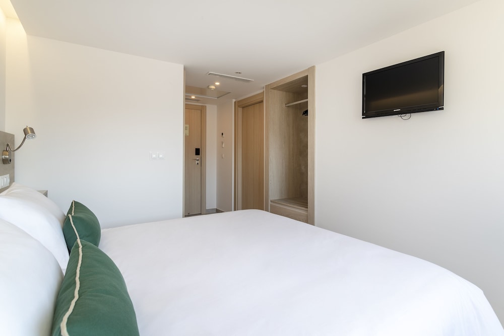Halley Hotel & Apartments Affiliated by Meliá — Hotel rooms in Benidorm, Valencian Community