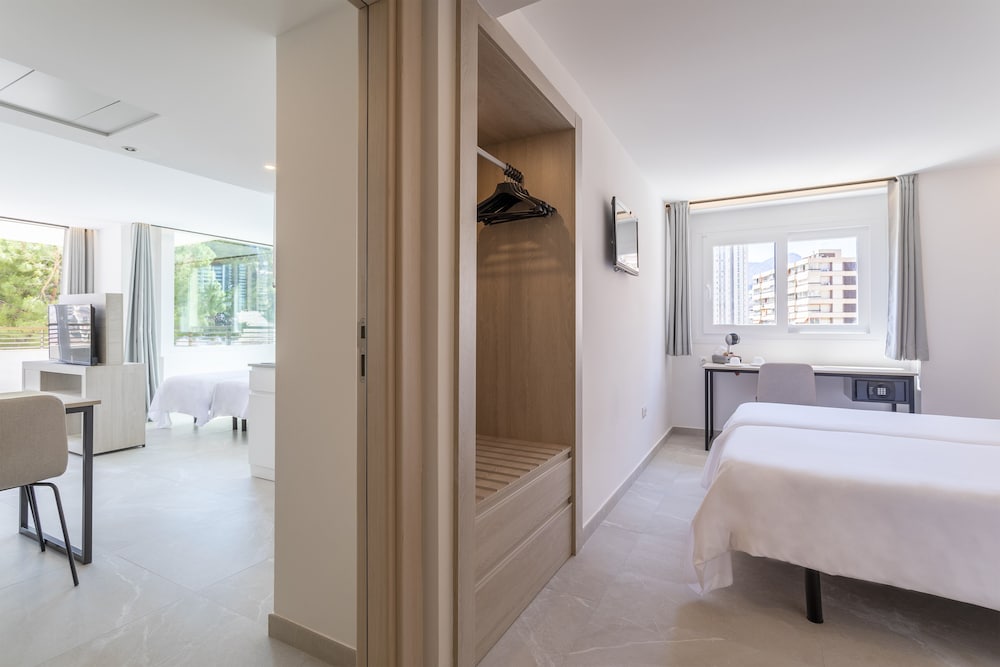 Halley Hotel & Apartments Affiliated by Meliá — Hotel rooms in Benidorm, Valencian Community