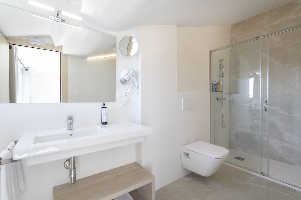 Halley Hotel & Apartments Affiliated by Meliá — Hotel rooms in Benidorm, Valencian Community