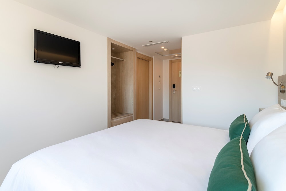 Halley Hotel & Apartments Affiliated by Meliá — Hotel rooms in Benidorm, Valencian Community