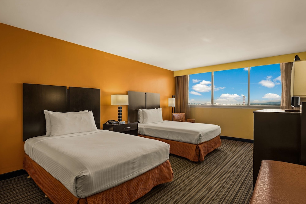 Best Western The Plaza Hotel Honolulu Airport - Free Breakfast — Hotel rooms in Honolulu, Hawaii