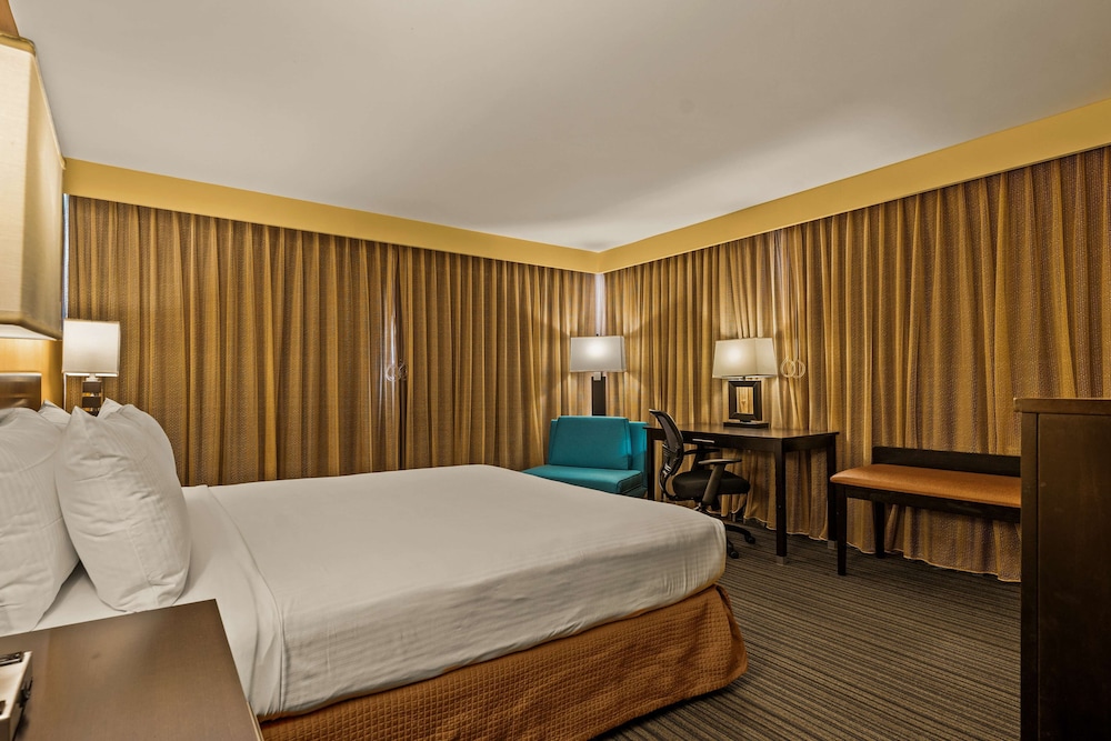 Best Western The Plaza Hotel Honolulu Airport - Free Breakfast — Hotel rooms in Honolulu, Hawaii
