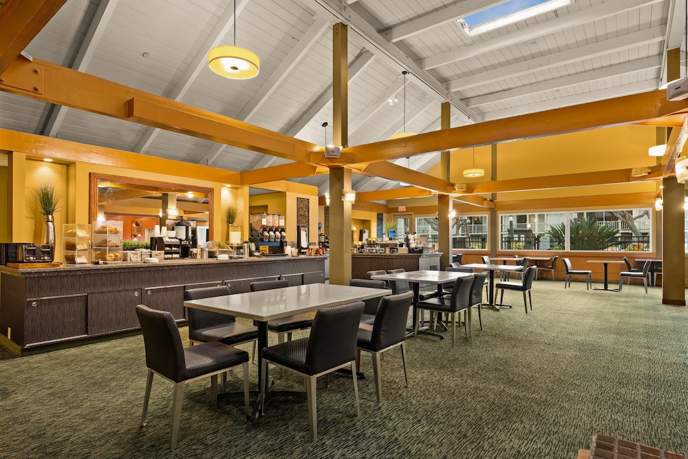 Best Western The Plaza Hotel Honolulu Airport - Free Breakfast — Restaurant & bars in Honolulu, Hawaii