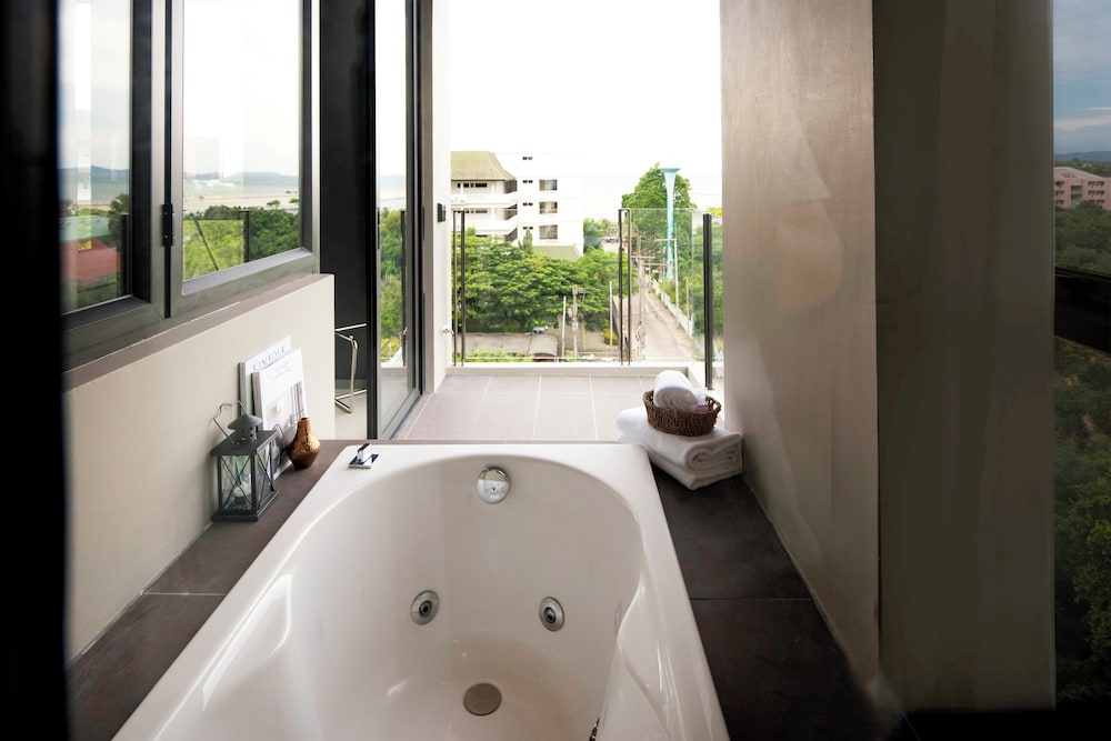 Seaphere Pattaya Hotel — Hotel rooms in Sattahip, Chonburi