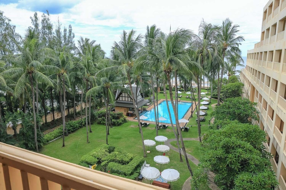 Dusit Thani Hua Hin — Swimming pool in Cha Am, Phetchaburi